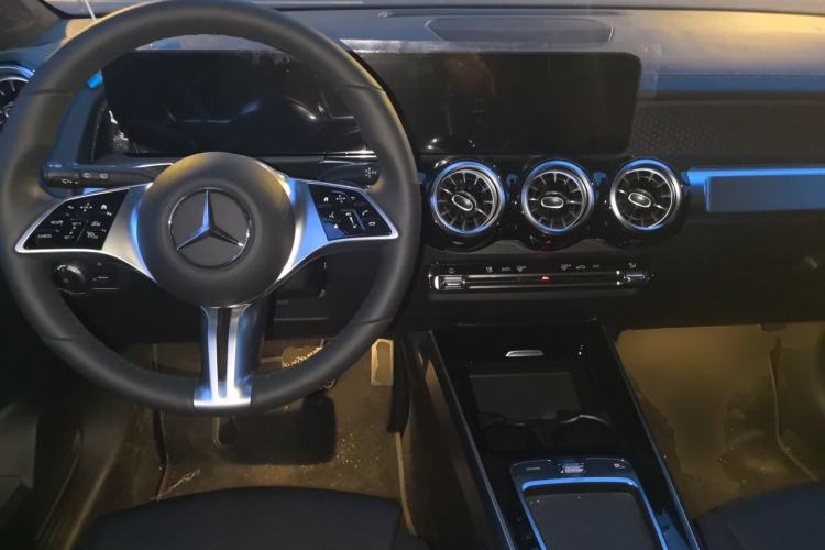 Used Mercedes-Benz GLB 2025 GLB 220 Sport Edition Center Console