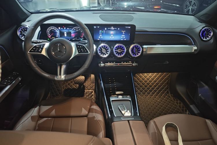 Used Mercedes-Benz GLB 2025 GLB 220 Sport Edition Center Console