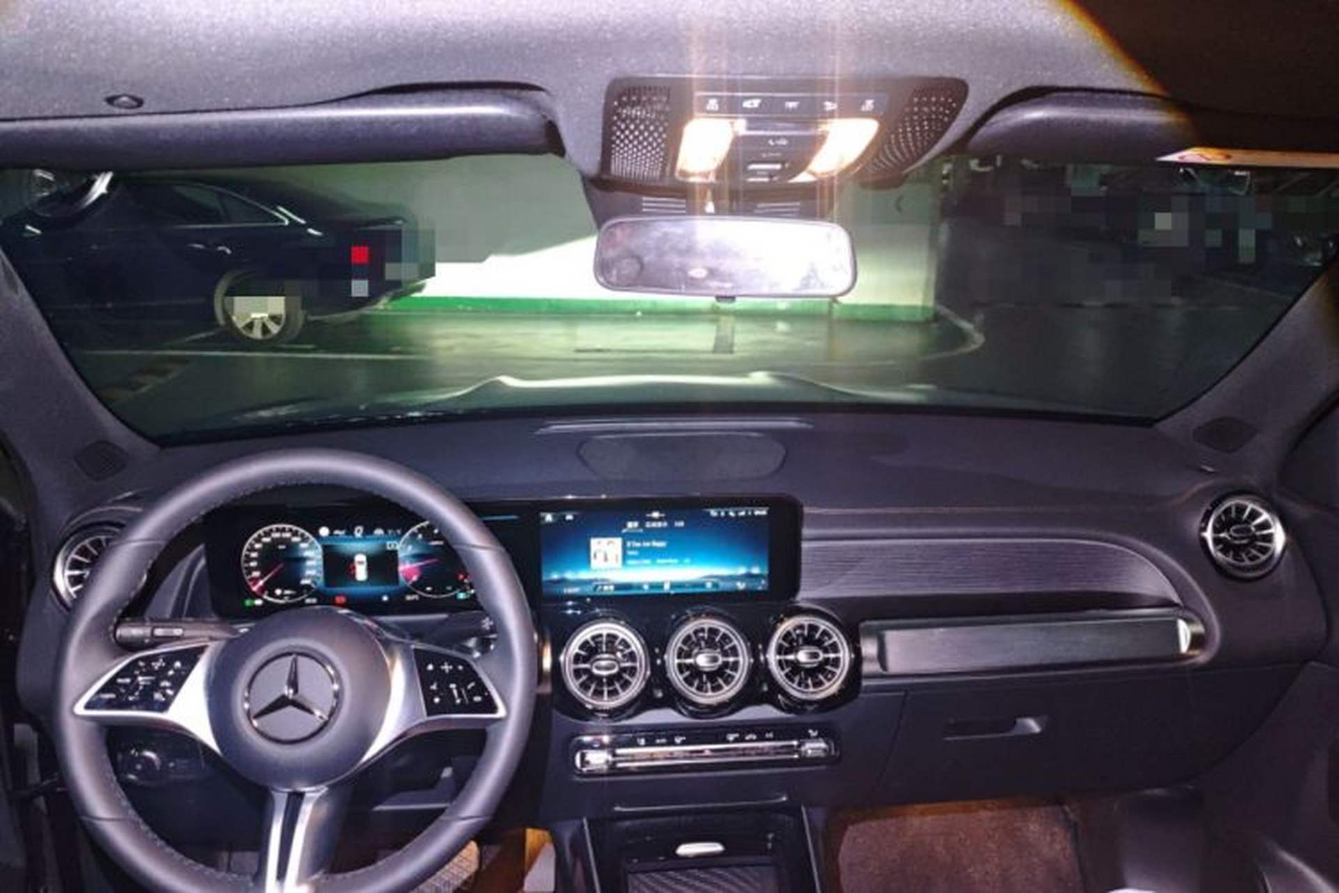 Used Mercedes-Benz GLB 2025 GLB 220 4MATIC Center Console