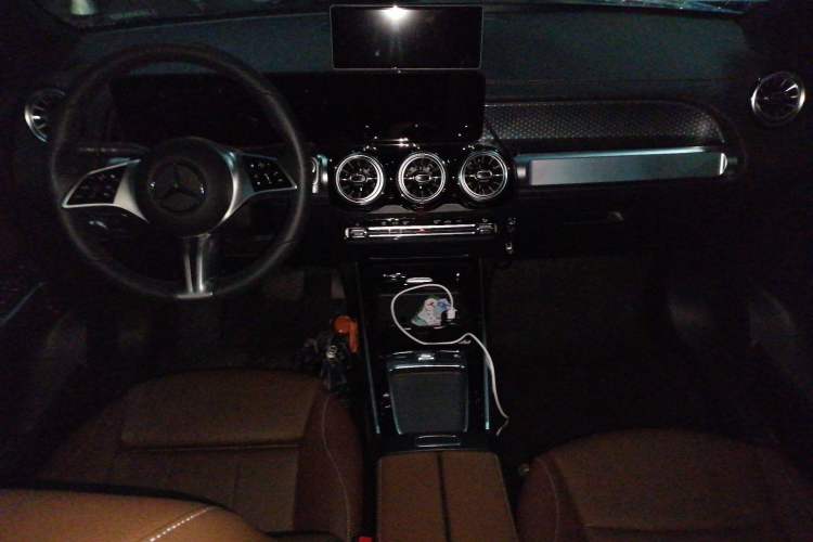 Used Mercedes-Benz GLB 2025 GLB 220 Sport Edition Center Console