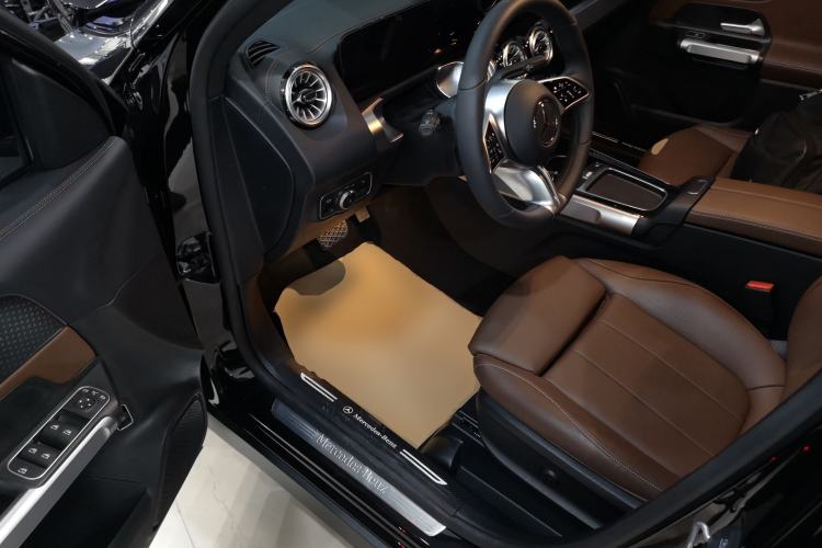 Used Mercedes-Benz GLB 2025 GLB 220 Sport Edition Driver Seat
