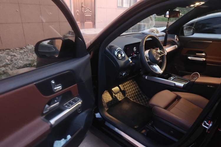 Used Mercedes-Benz GLB 2025 GLB 220 Sport Edition Driver Seat