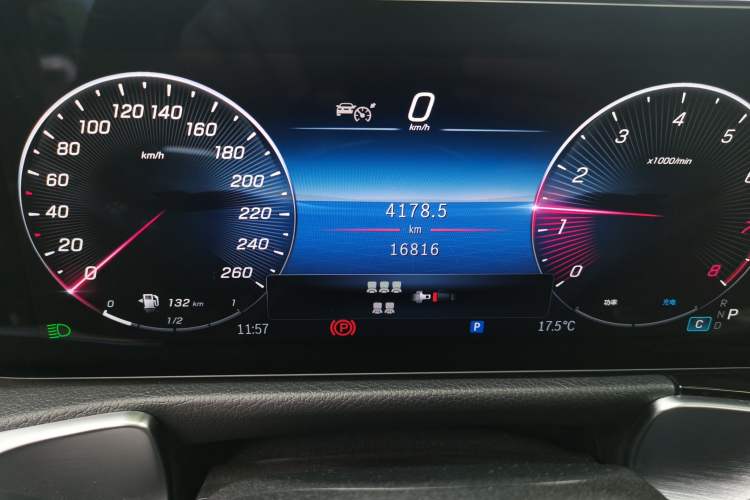 Used Mercedes-Benz GLB 2025 GLB 220 Fashion Model Odometer Close Up