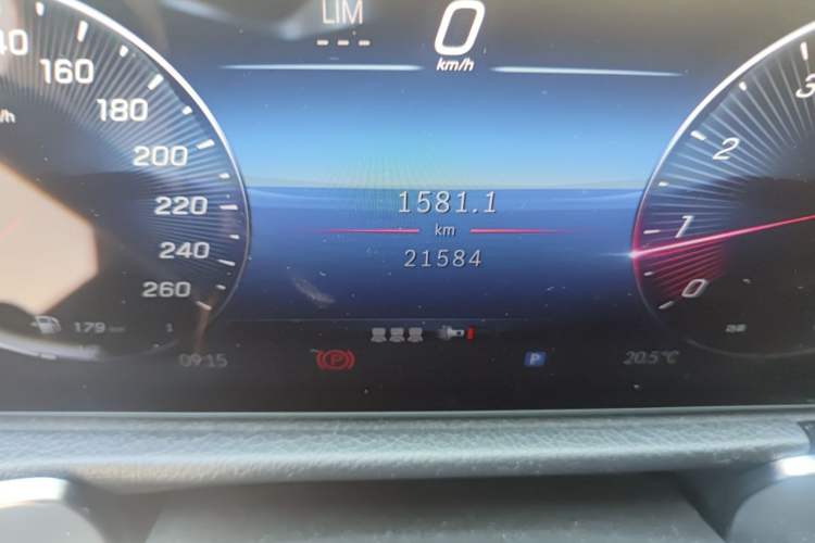 Used Mercedes-Benz GLB 2025 GLB 220 Sport Edition Odometer Close Up
