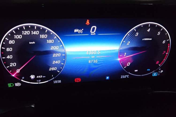 Used Mercedes-Benz GLB 2025 GLB 220 Fashion Model Odometer Close Up
