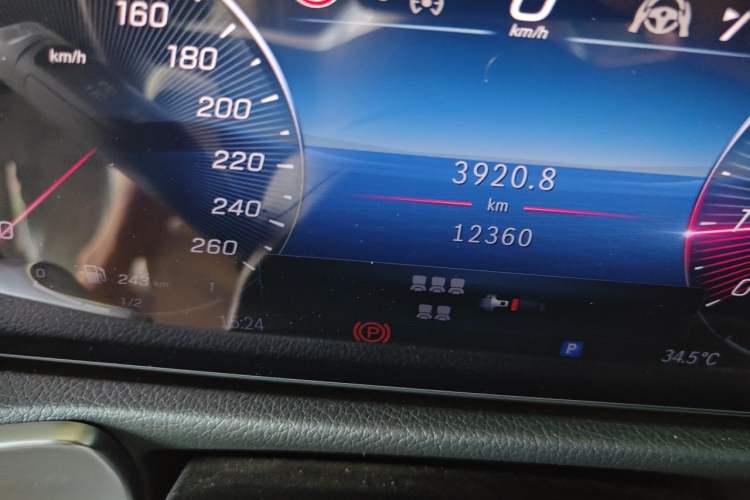 Used Mercedes-Benz GLB 2025 GLB 220 Fashion Model Odometer Close Up