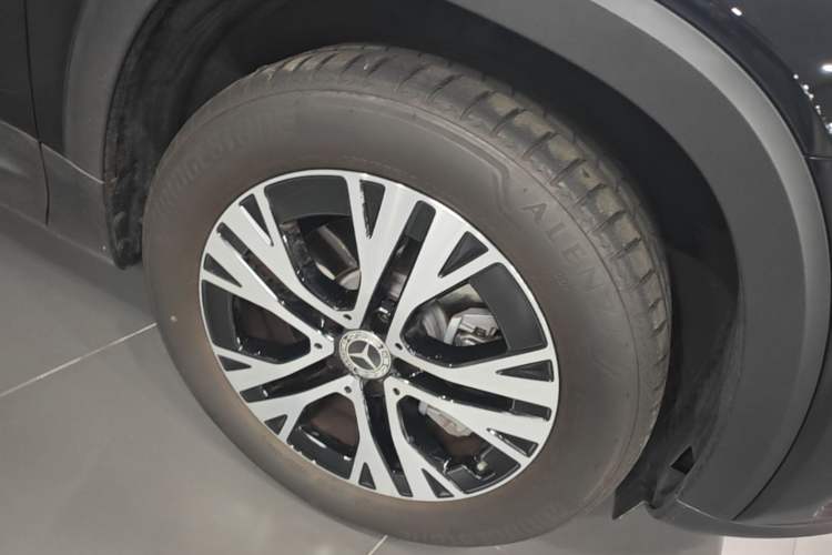 Used Mercedes-Benz GLB 2025 GLB 220 Sport Edition Right Front Wheel Hub