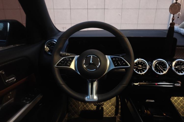 Used Mercedes-Benz GLB 2025 GLB 220 Sport Edition Steering Wheel