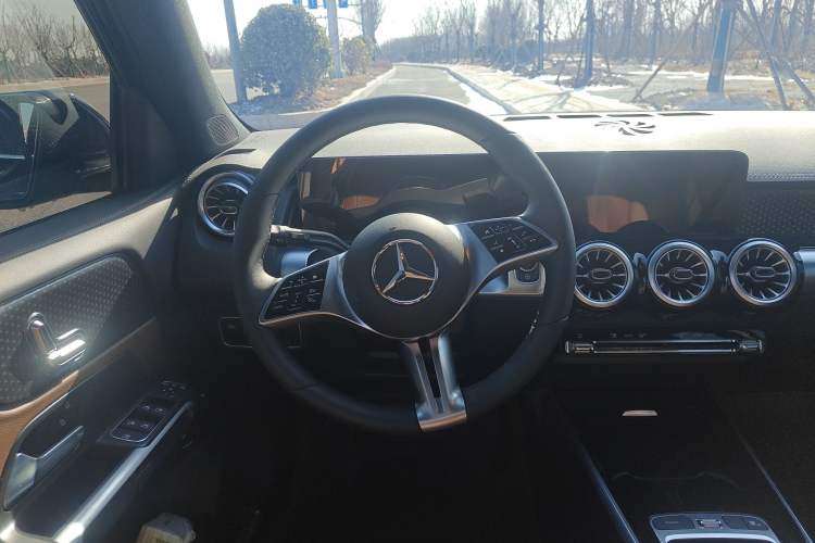 Used Mercedes-Benz GLB 2025 GLB 220 Sport Edition Steering Wheel