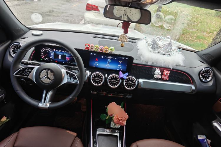 Used Mercedes-Benz GLB 2025 GLB 220 Sport Edition Center Console