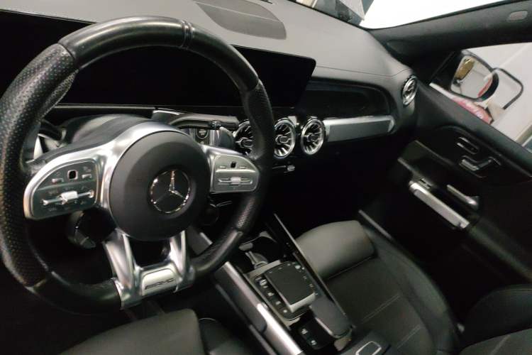 Used Mercedes-Benz GLB AMG 2022 AMG GLB 35 4MATIC Center Console