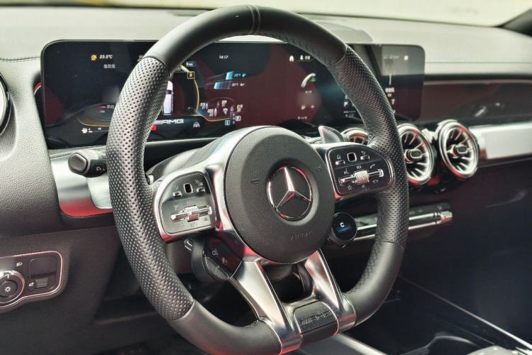 Used Mercedes-Benz GLB AMG 2023 AMG GLB 35 4MATIC Interior 9