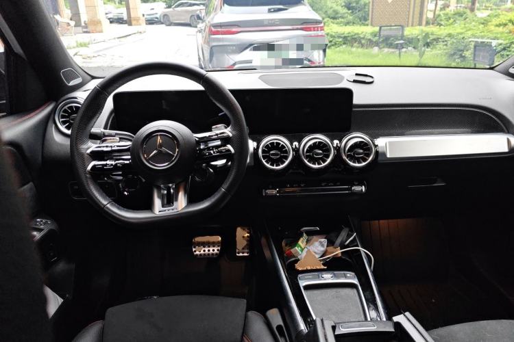 Used Mercedes-Benz GLB AMG 2024 AMG GLB 35 4MATIC Center Console