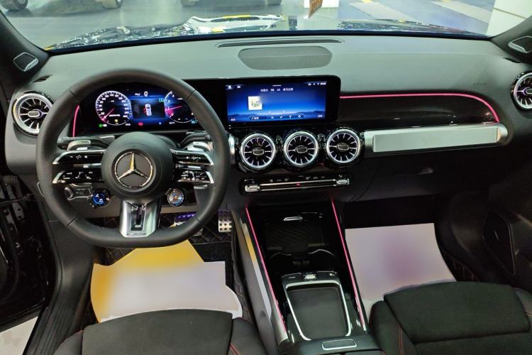 Used Mercedes-Benz GLB AMG 2024 AMG GLB 35 4MATIC Center Console