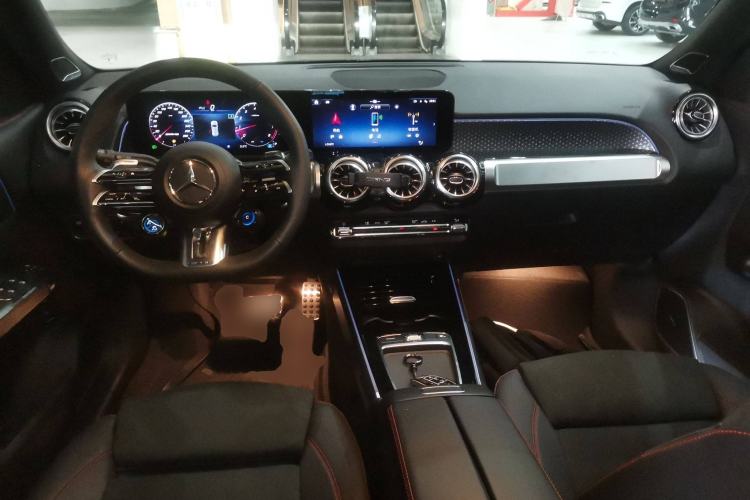 Used Mercedes-Benz GLB AMG 2024 AMG GLB 35 4MATIC Center Console