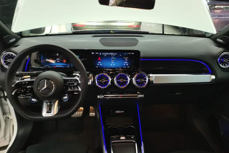 Used Mercedes-Benz GLB AMG 2024 AMG GLB 35 4MATIC Center Console
