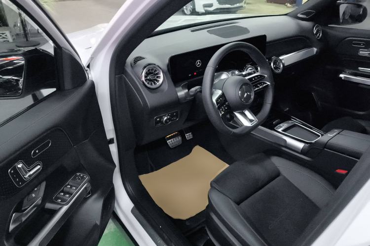 Used Mercedes-Benz GLB AMG 2024 AMG GLB 35 4MATIC Interior 3