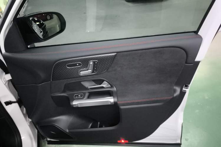 Used Mercedes-Benz GLB AMG 2024 AMG GLB 35 4MATIC Interior 5
