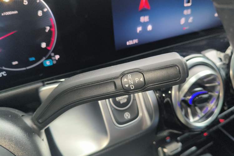 Used Mercedes-Benz GLB AMG 2026 Model Range: AMG GLB 35 4MATIC Gear Lever