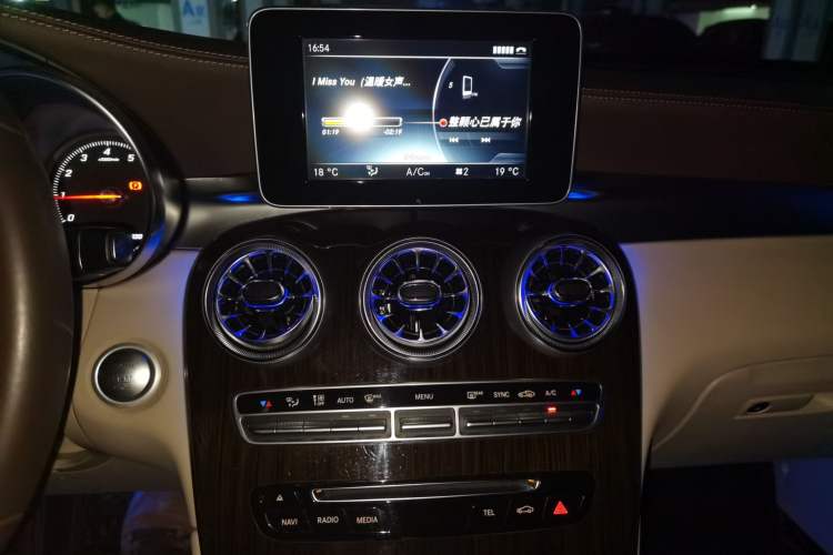 Used Mercedes-Benz GLC 2016 GLC 260 4MATIC Dynamic Edition Audio And AC Panel