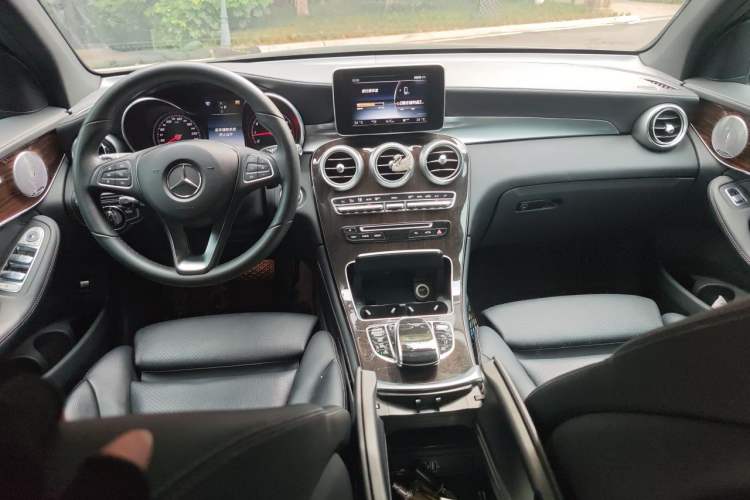 Used Mercedes-Benz GLC 2016 GLC 260 4MATIC Dynamic Edition Center Console