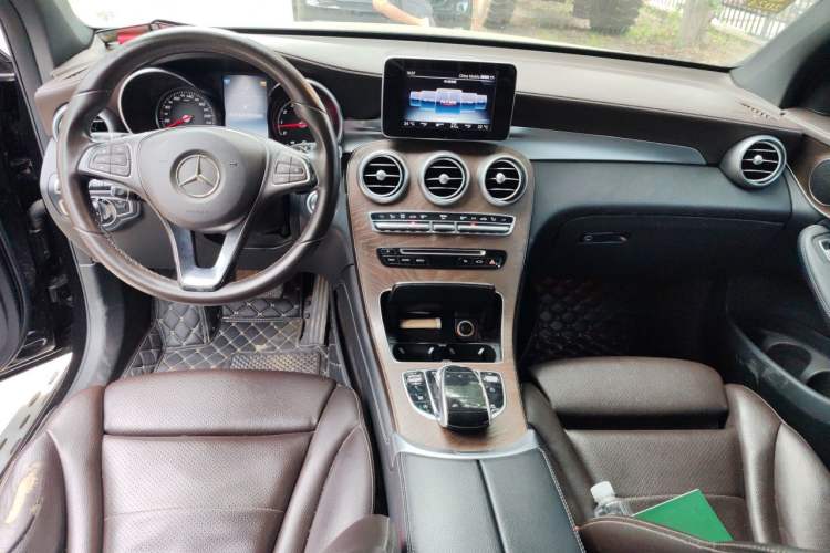 Used Mercedes-Benz GLC 2016 GLC 300 4MATIC Dynamic Model Center Console