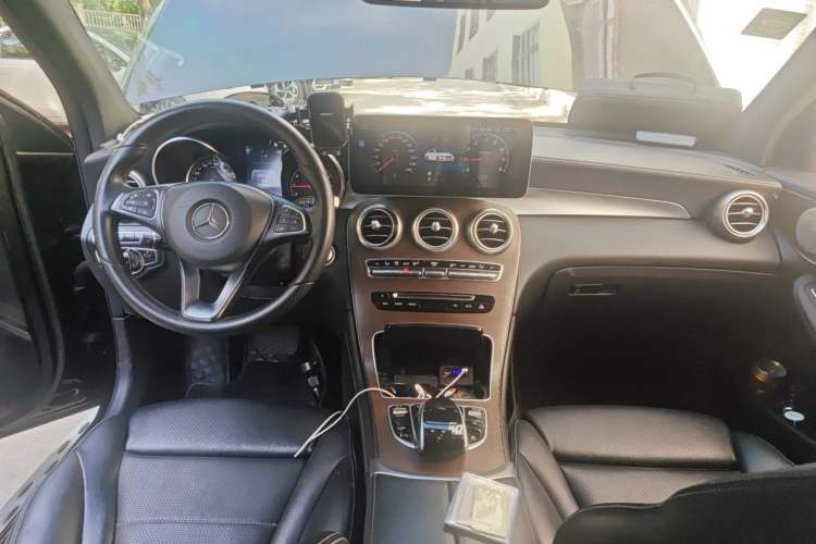 Used Mercedes-Benz GLC 2016 GLC 300 4MATIC Dynamic Model Center Console