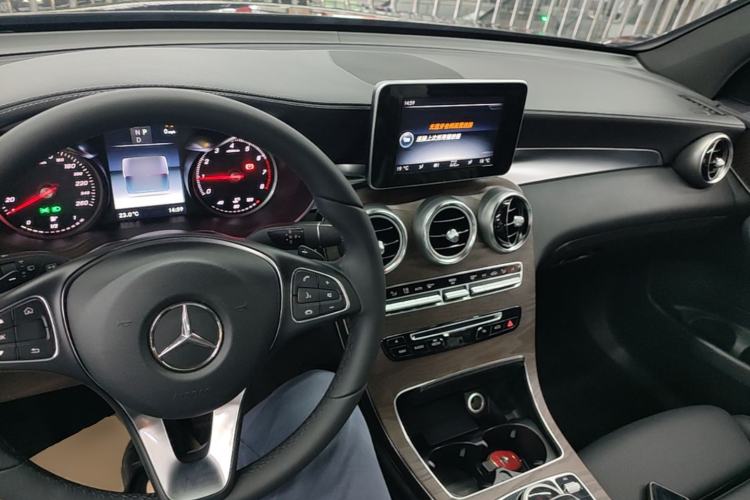 Used Mercedes-Benz GLC 2016 GLC 300 4MATIC Dynamic Model Center Console