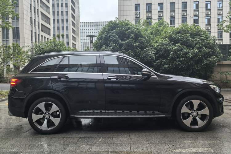 Used Mercedes-Benz GLC 2016 GLC 300 4MATIC Luxury Model Exterior 6