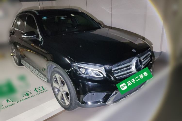 Used Mercedes-Benz GLC 2016 GLC 260 4MATIC Luxury Model Front Right 45 Deg