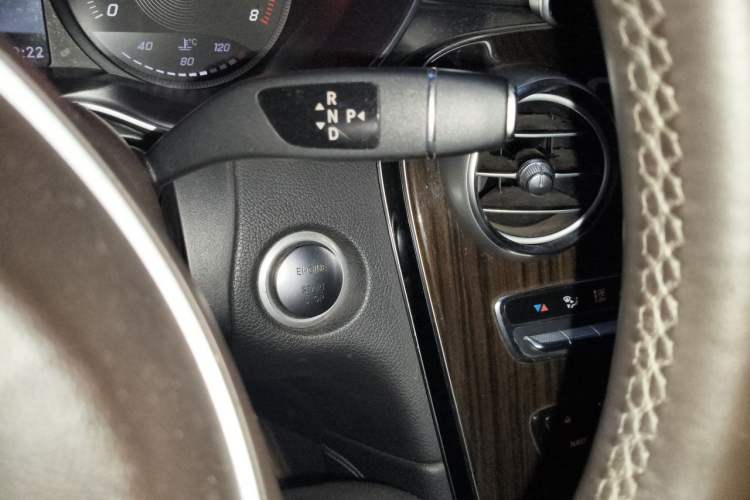 Used Mercedes-Benz GLC 2016 GLC 260 4MATIC Dynamic Edition Gear Lever