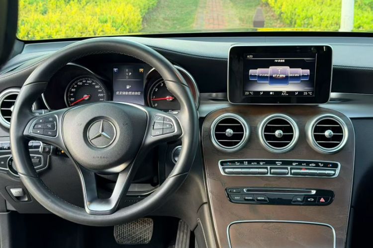 Used Mercedes-Benz GLC 2016 GLC 300 4MATIC Dynamic Model Interior 1