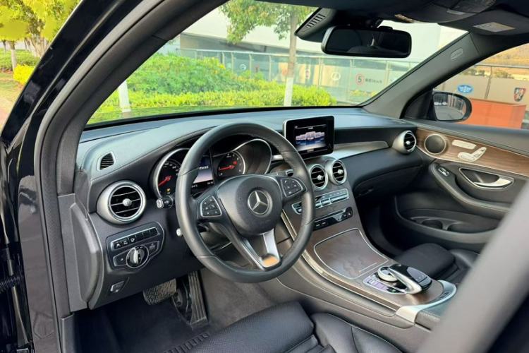 Used Mercedes-Benz GLC 2016 GLC 300 4MATIC Dynamic Model Interior 2