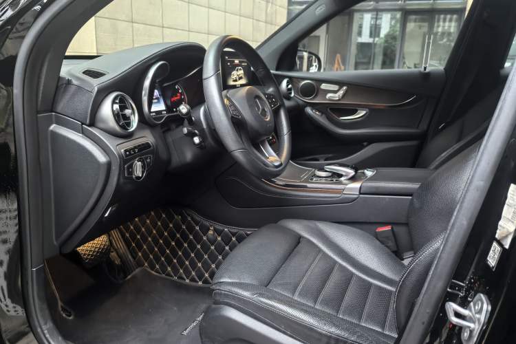 Used Mercedes-Benz GLC 2016 GLC 300 4MATIC Luxury Model Interior 2