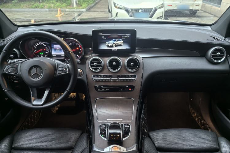 Used Mercedes-Benz GLC 2016 GLC 300 4MATIC Luxury Model Interior 4