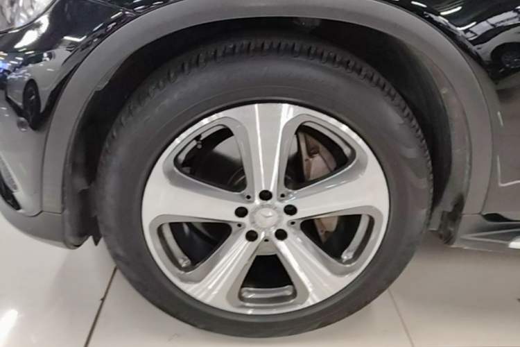 Used Mercedes-Benz GLC 2016 GLC 300 4MATIC Dynamic Model Left Front Wheel Hub