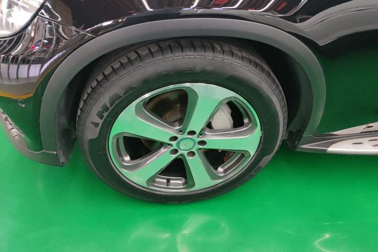 Used Mercedes-Benz GLC 2016 GLC 300 4MATIC Dynamic Model Left Front Wheel Hub
