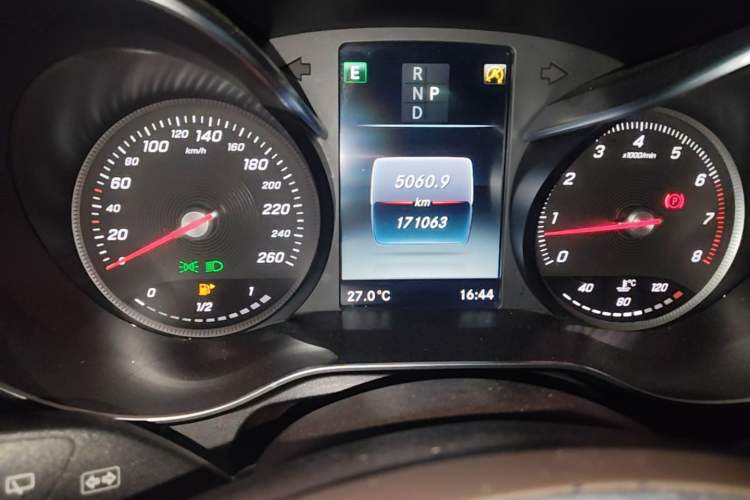 Used Mercedes-Benz GLC 2016 GLC 260 4MATIC Luxury Model Odometer Close Up