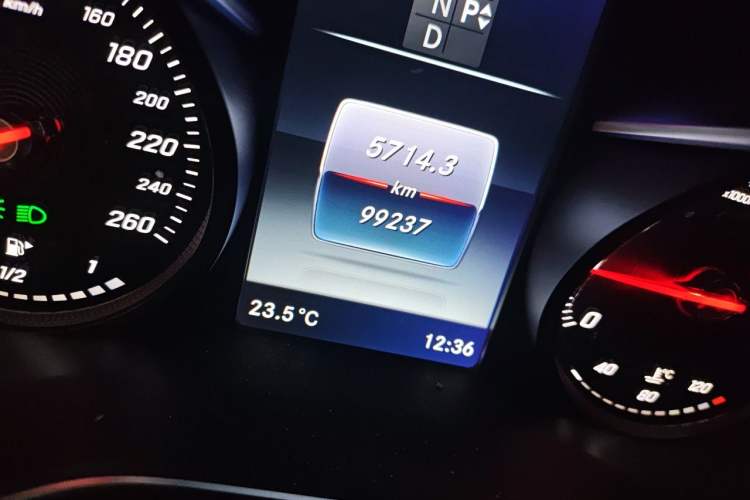 Used Mercedes-Benz GLC 2016 GLC 300 4MATIC Dynamic Model Odometer Close Up