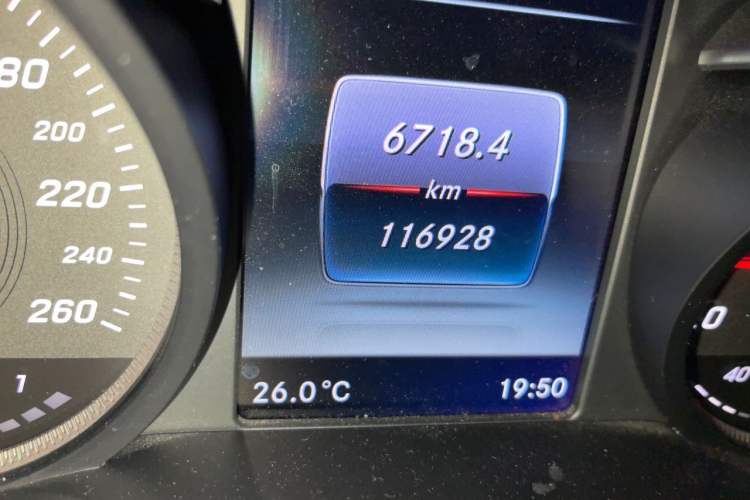 Used Mercedes-Benz GLC 2016 GLC 260 4MATIC Dynamic Edition Odometer Close Up
