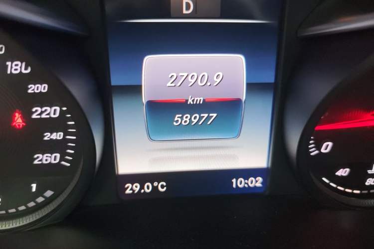Used Mercedes-Benz GLC 2016 GLC 260 4MATIC Dynamic Edition Odometer Close Up