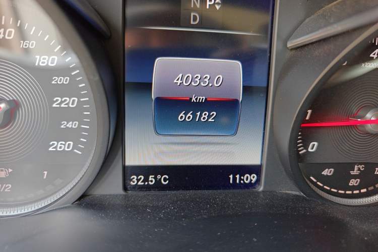 Used Mercedes-Benz GLC 2016 GLC 260 4MATIC Luxury Model Odometer Close Up