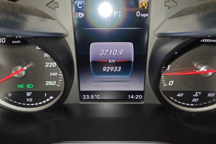 Used Mercedes-Benz GLC 2016 GLC 300 4MATIC Dynamic Model Odometer Close Up