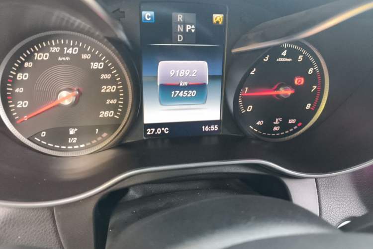 Used Mercedes-Benz GLC 2016 GLC 300 4MATIC Dynamic Model Odometer Close Up