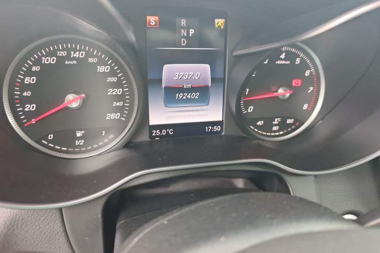Used Mercedes-Benz GLC 2016 GLC 260 4MATIC Luxury Model Odometer Close Up