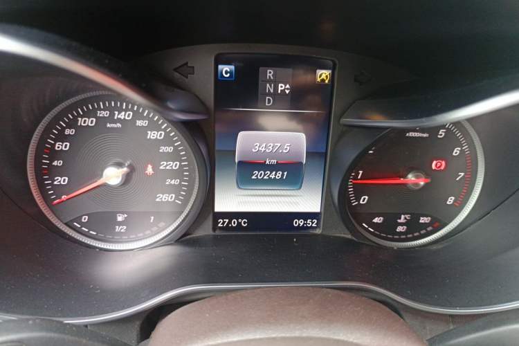 Used Mercedes-Benz GLC 2016 GLC 260 4MATIC Dynamic Edition Odometer Close Up