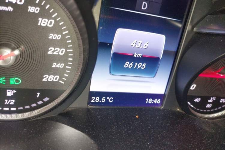 Used Mercedes-Benz GLC 2016 GLC 260 4MATIC Dynamic Edition Odometer Close Up