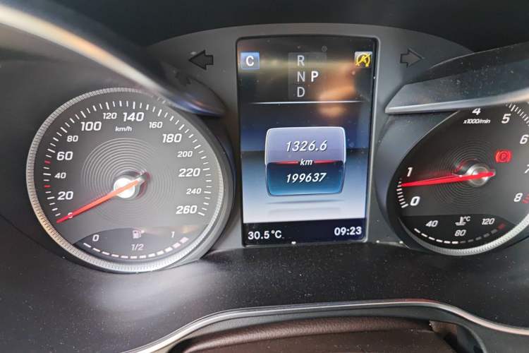 Used Mercedes-Benz GLC 2016 GLC 260 4MATIC Luxury Model Odometer Close Up