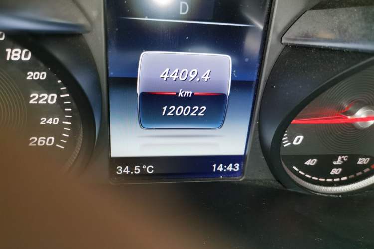 Used Mercedes-Benz GLC 2016 GLC 260 4MATIC Dynamic Edition Odometer Close Up