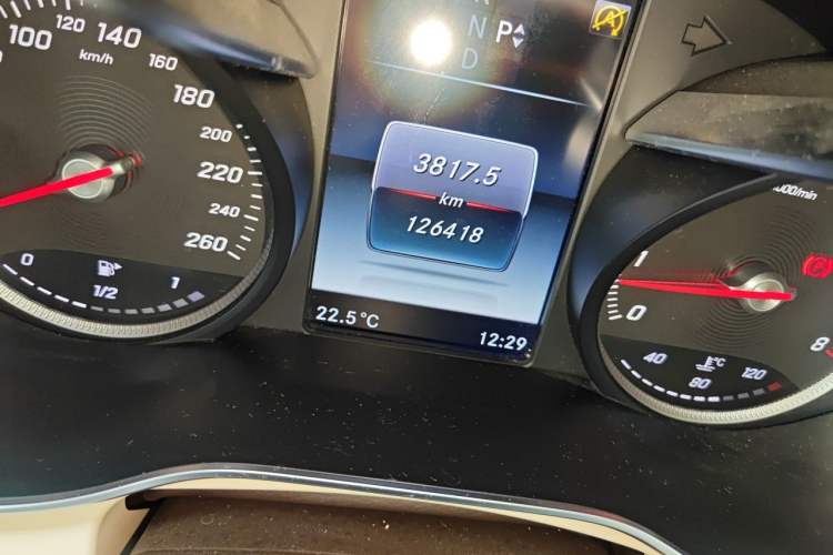 Used Mercedes-Benz GLC 2016 GLC 260 4MATIC Dynamic Edition Odometer Close Up